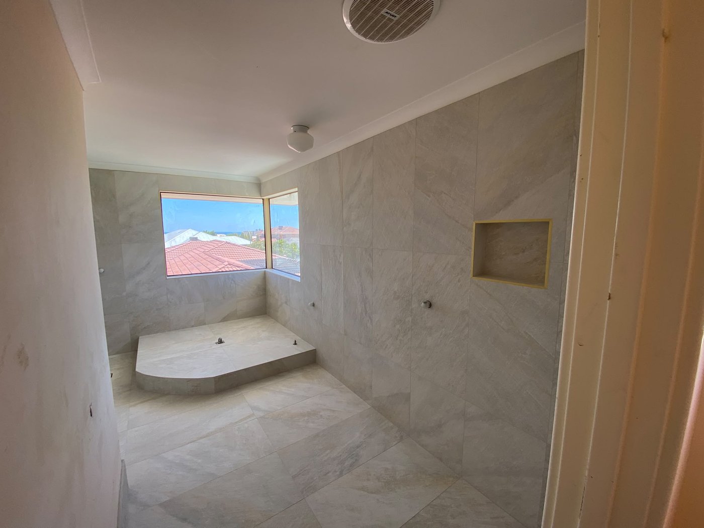 Marble-look ensuite tiling in Canning Vale